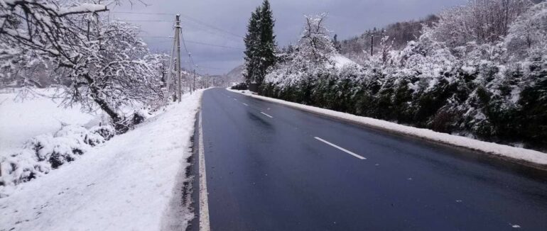На Закарпатті сніжить: усі дороги державного значення розчищені