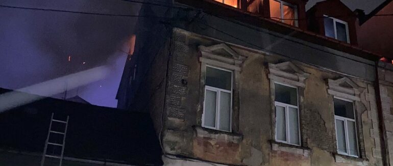 Вночі в Ужгороді горіла квартира у багатоквартирному будинку