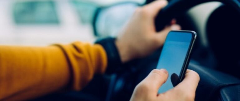 На Закарпатті оштрафували майже 500 водіїв, які розмовляли за кермом по телефону