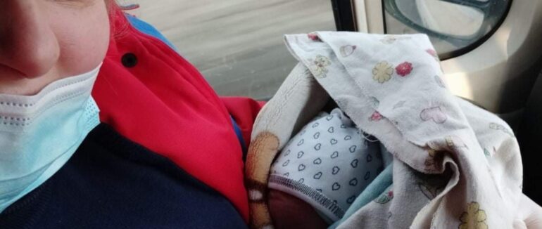 На Тячівщині  фельдшерка “швидкої” прийняла роди у багатодітної мами