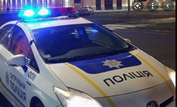 На Закарпатті патрульні допомогли жінці, яка ледь не народила у машині