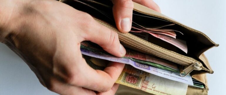 Українці отримують фейкові повідомлення від імені МОЗ щодо виплати тисячі Зеленського: як убезпечитись від шахраїв