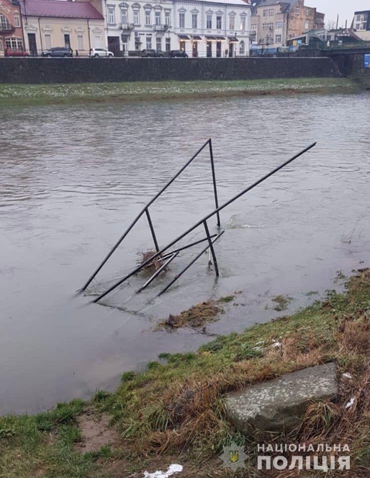 Черговий акт вандалізму: невідомі скинули в річку менору