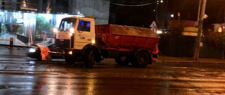 На дороги столиці відправили спецтехніку через погіршення погоди