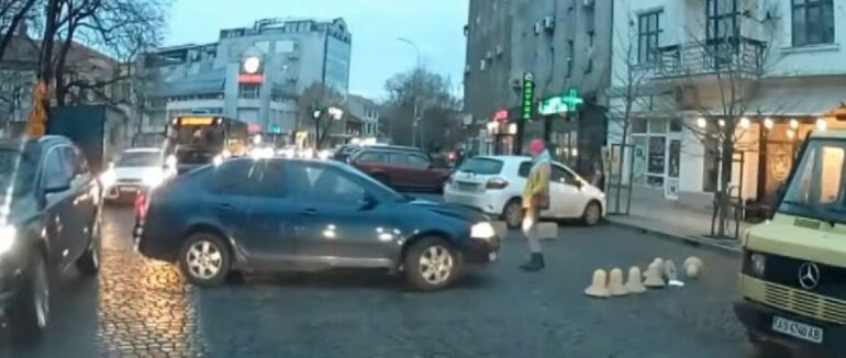 Жіночі розбірки за паркувальне місце: в Ужгороді одна з автівок врізалась в автобус