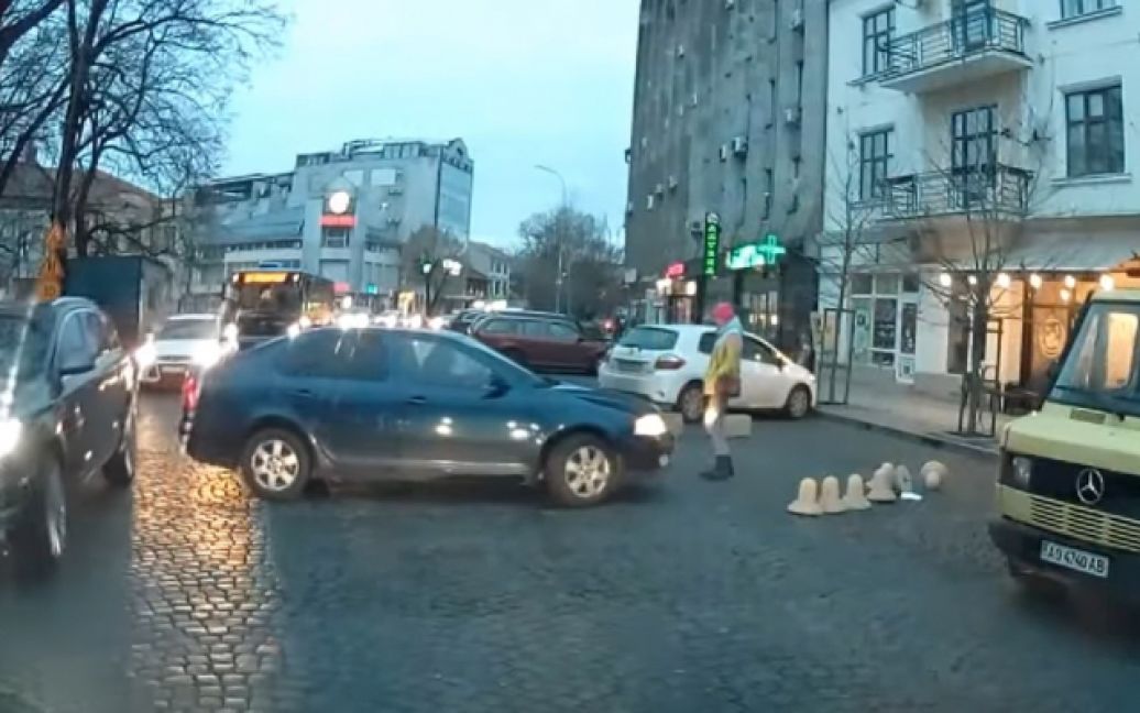 Жіночі розбірки за паркувальне місце: в Ужгороді одна з автівок врізалась в автобус