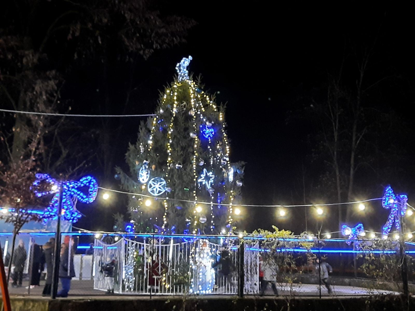 Різдвяно-новорічне містечко відкрилося у Виноградові