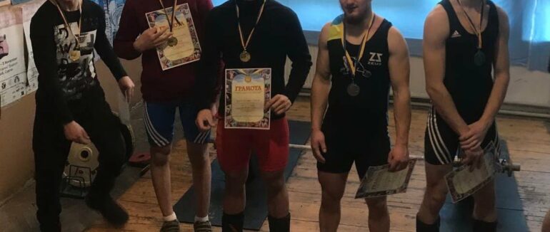 На Закарпатті відбулися змагання з важкої атлетики серед чоловіків та жінок