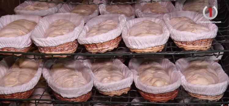 Хліб на дровах: як за добу спекти 5 тисяч хлібин знають у Загатті (ВІДЕО)