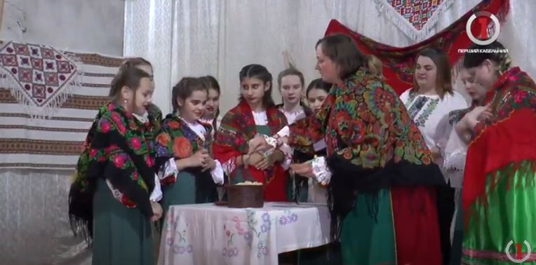 Дізнатися ім’я свого судженого: як у Середнянській громаді провели вечорниці у ніч на 13 грудня (ВІДЕО)