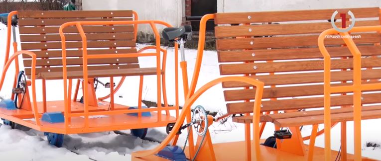 Вузькоколійна велодрезина: у Приборжавському з’явилась цікава атракція (ВІДЕО)