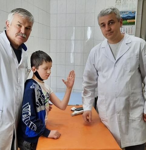 На Закарпатті лікарі виконали рідкісну операцію: реплантували палець дитині