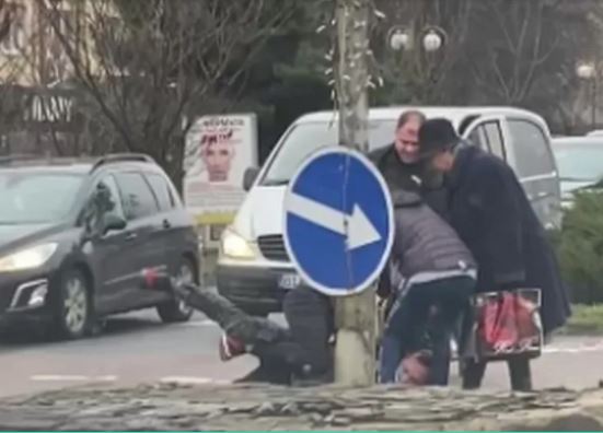 Дитя у шокованому стані та зі сльозами на очах: в Ужгороді на проспекті Свободи побилися чоловіки