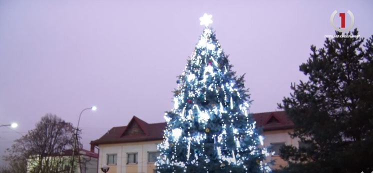 Вогні головного атрибуту новорічних свят засяяли у центрі Чопа на свято Миколая Чудотворця (ВІДЕО)