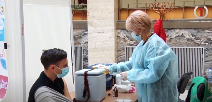 До нормативів МОЗу Закарпаття не дотягує: позитивної динаміки імунізації бракує (ВІДЕО)