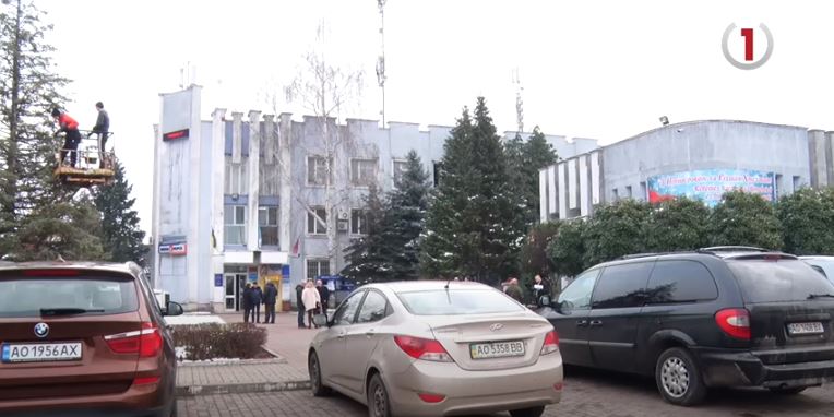 Муніципальна варта Ужгорода перевірила магазинні вивіски в центрі міста (ВІДЕО)