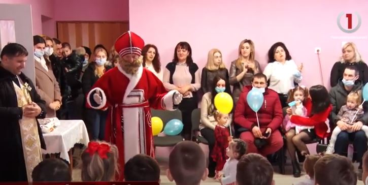 Із співами,віршиками та візитом Святого Миколая: як в Чинадієві відкривали ясельну групу у ДНЗ № 1 (ВІДЕО)