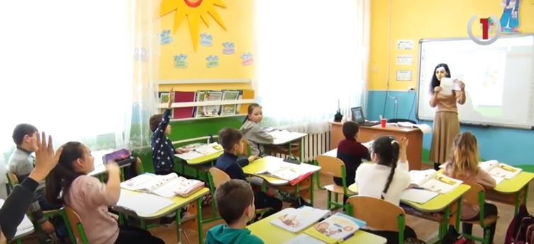 Англомовний успіх: у селі Крива школярі отримують високі показники зі ЗНО (ВІДЕО)