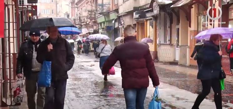 Із святковою метушнею та останніми штрихами: краяни завершують приготування до новорічних свят (ВІДЕО)