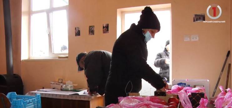 І нагодують смачним обідом, і напоять гарячим чаєм: як в Берегові дбають про місцевих у холодну зиму (ВІДЕО)