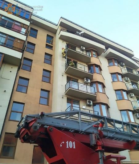 Порятунок із балкону: в Ужгороді з 10-річним хлопчиком ледь не трапилася біда