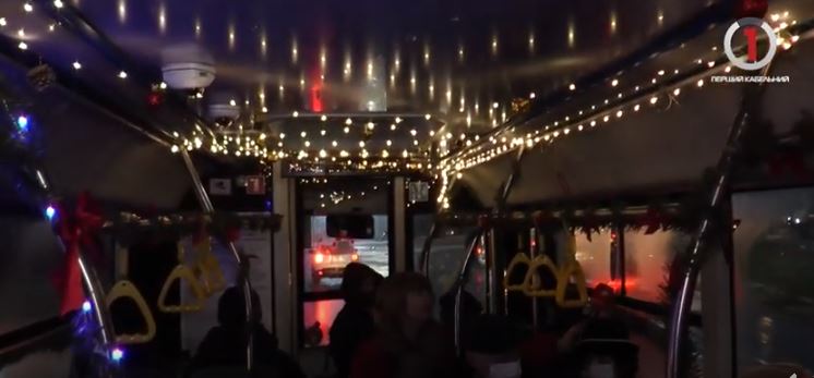 З колядками та святковою ілюмінацією: Ужгородом курсує новорічний автобус (ВІДЕО)