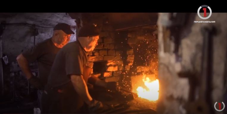 Водяна кузня: ковалі Гамори працюють за дідівськими методами (ВІДЕО)
