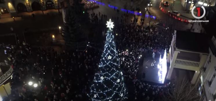 Головний атрибут новорічних свят у Мукачеві засяяв чарівними вогнями (ВІДЕО)