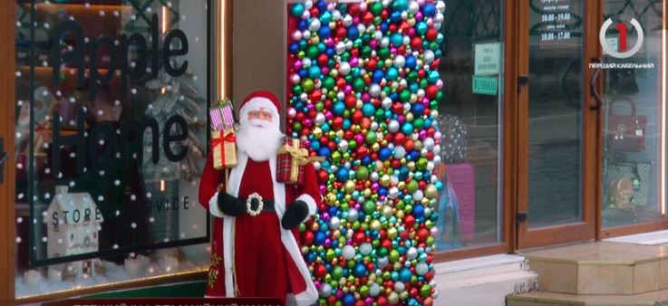 В очікуванні свята: Ужгород поринає у новорічно-різдвяну атмосферу (ВІДЕО)