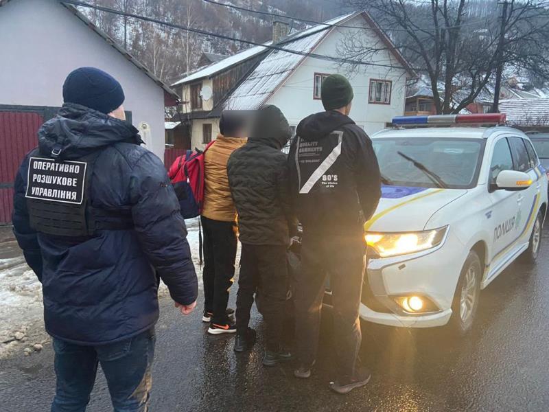 Закарпатські прикордонники затримали нелегалів та їх ймовірних переправників