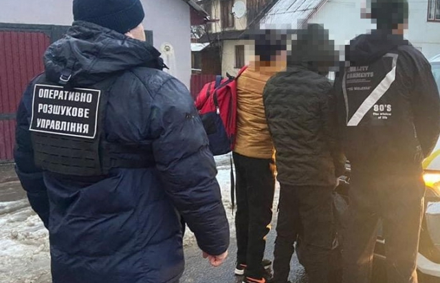 На околиці Рахова затримали 2 автівки з нелегалами, яких перевозили українці