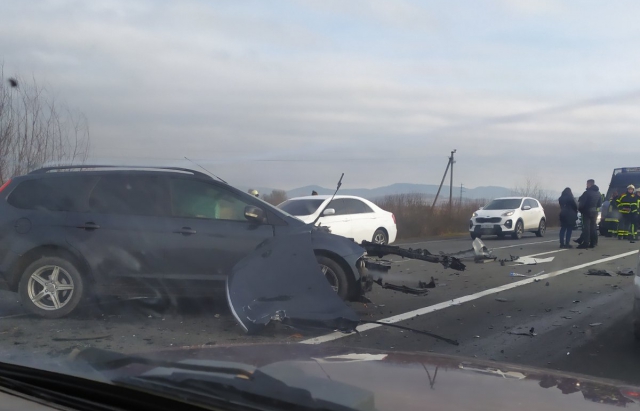 Автотроща на Мукачівщині: легковики зіткнулись лоб в лоб