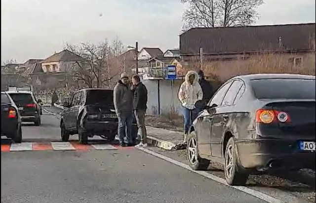 Чергова аварія на Мукачівщині: автівки зіткнулися поблизу автобусної зупинки