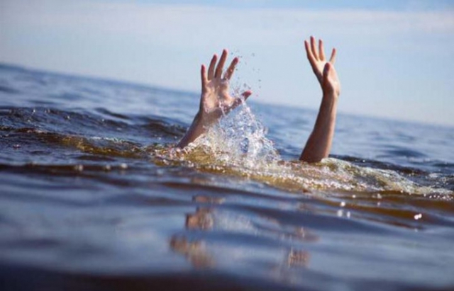 Півгодини у крижаній воді під човном: в Мукачівському районі ледь не втопився чоловік