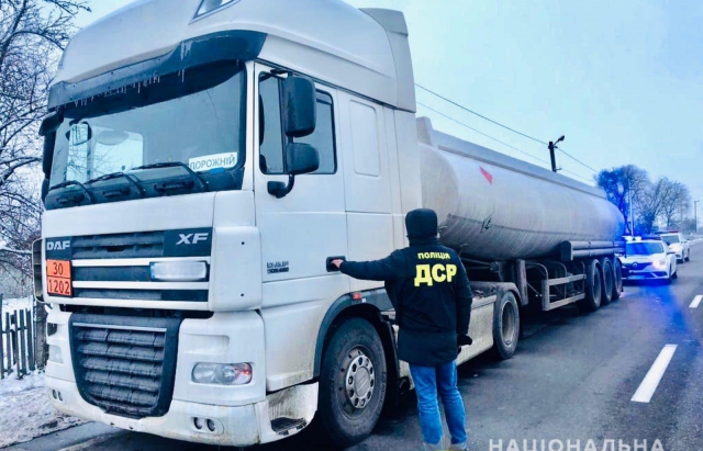 Цистерна з нелегальним паливом: поліцейські затримали вантажівку, яка прямувала на Закарпаття