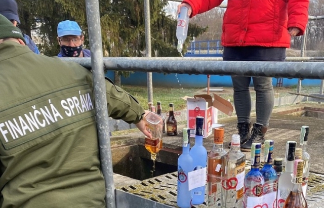 Митники злили у каналізацію вилучені на кордоні віскі та коньяк