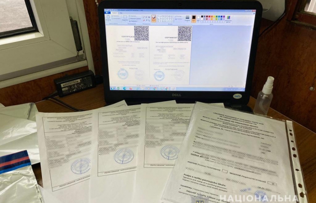 Закарпатські правоохоронці викрили схему збуту підроблених COVID-документів в сусідній області