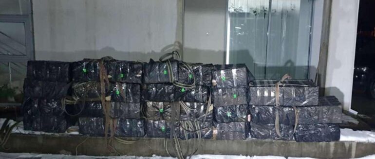 Закарпатських втікачів намагалися зупинити пострілами: румунські прикордонники вилучили понад 10 тисяч пачок сигарет