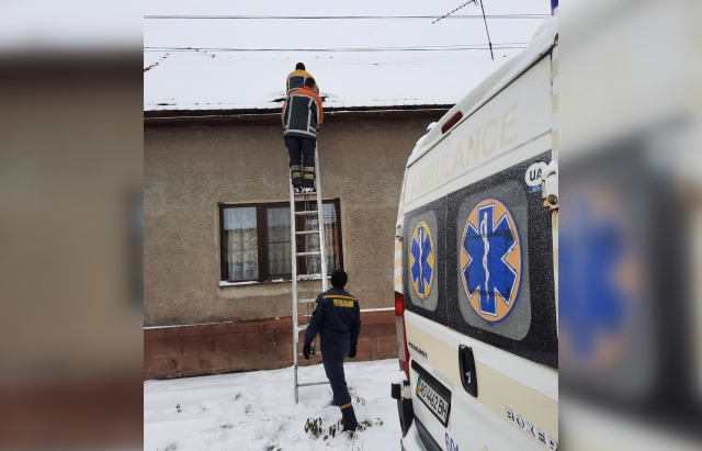 У Берегові медики через дах, щоб надати допомогу жінці