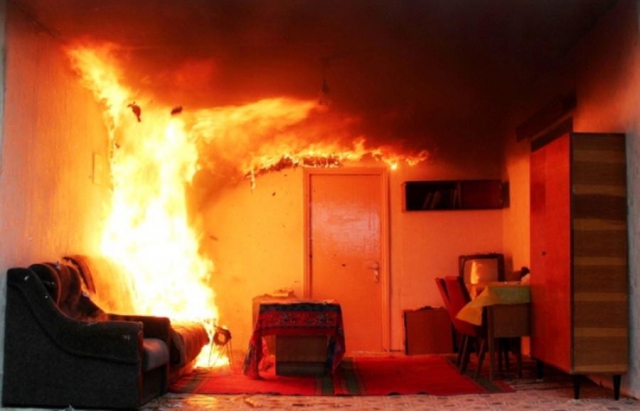 В Ужгороді вночі протягом 20 хвилин горіли одразу дві квартири