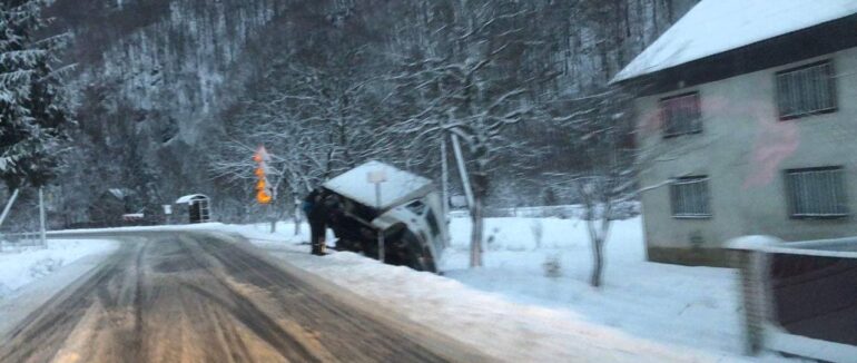 Ранкова автопригода у Рахівському районі: вантажівка перевернулася у кювет