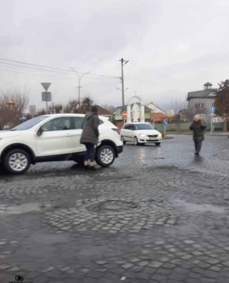 ДТП у Мукачеві: водійка провезла на капоті велосипедиста