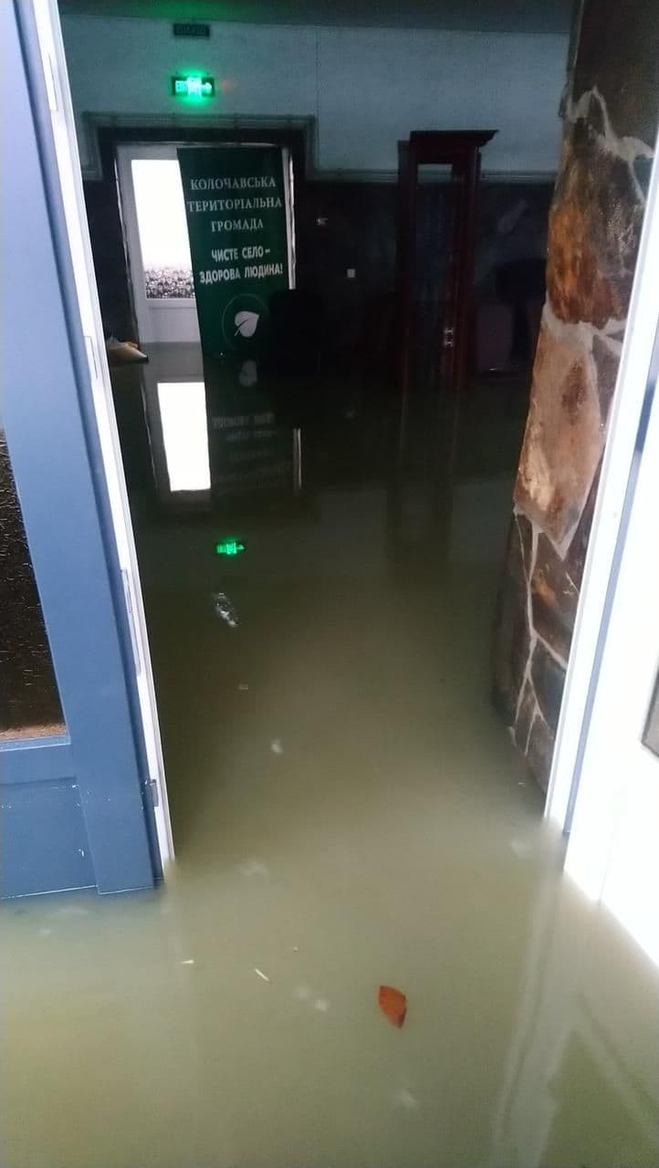 На Хустщині через сильні опади підтопило культурний заклад