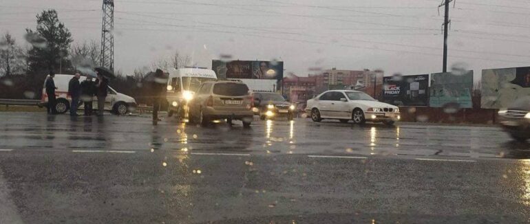 На виїзді з Мукачево трапилася ДТП: рух ускладнено