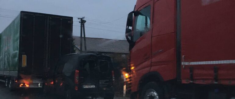 ДТП на Мукачівщині: між двома фурами опинився легковик