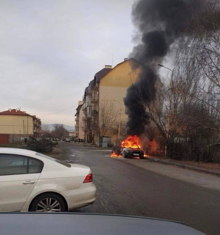 В Ужгороді з невідомих причин зайнялася автівка BMW