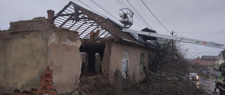 Наслідки сильно вітру: в Ужгороді знесло крівлю будинків