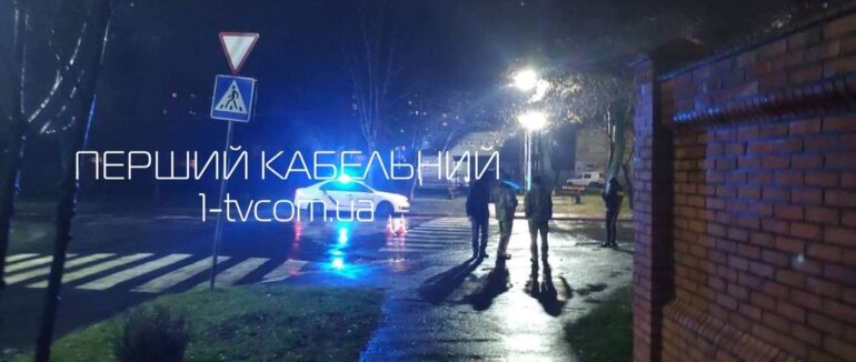 Збив двох пішоходів і втік: аварія на вулиці Драгоманова у Мукачеві (ФОТО, ВІДЕО)