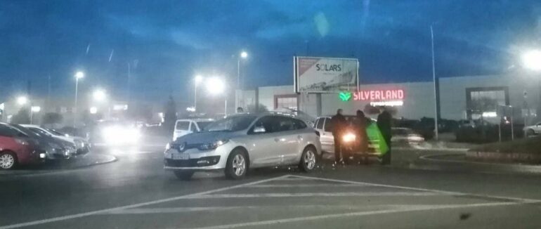 ДТП у Мукачеві: на кільцевій розв’язці зіштовхнулися легковики