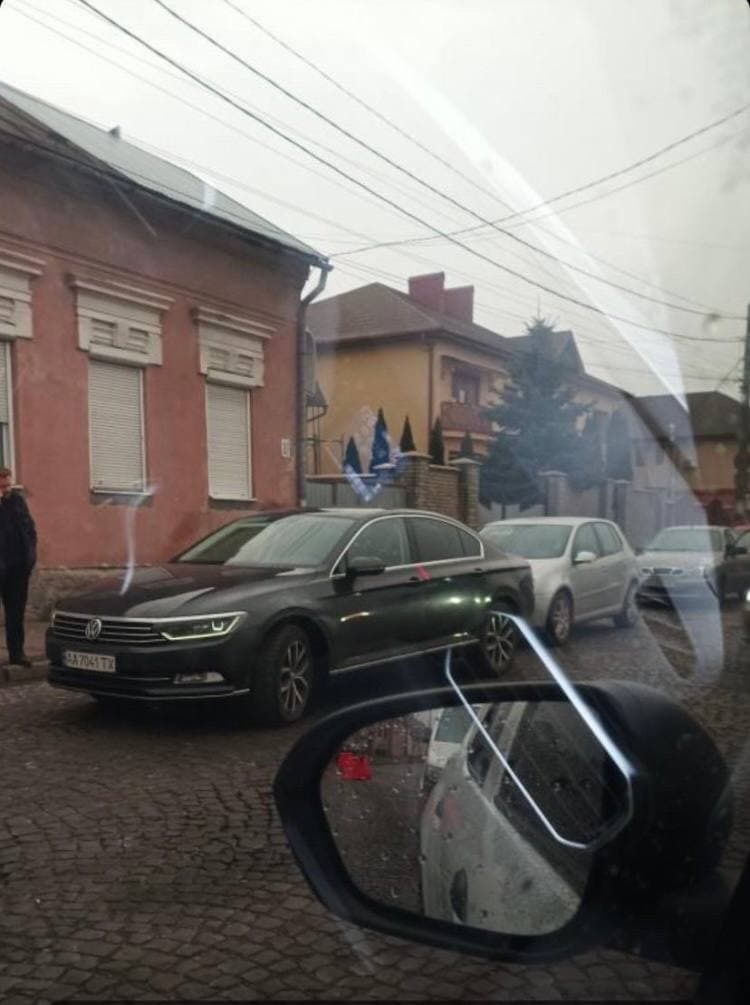 У Мукачеві трапилася автопригода: дорогу не поділили два легковики